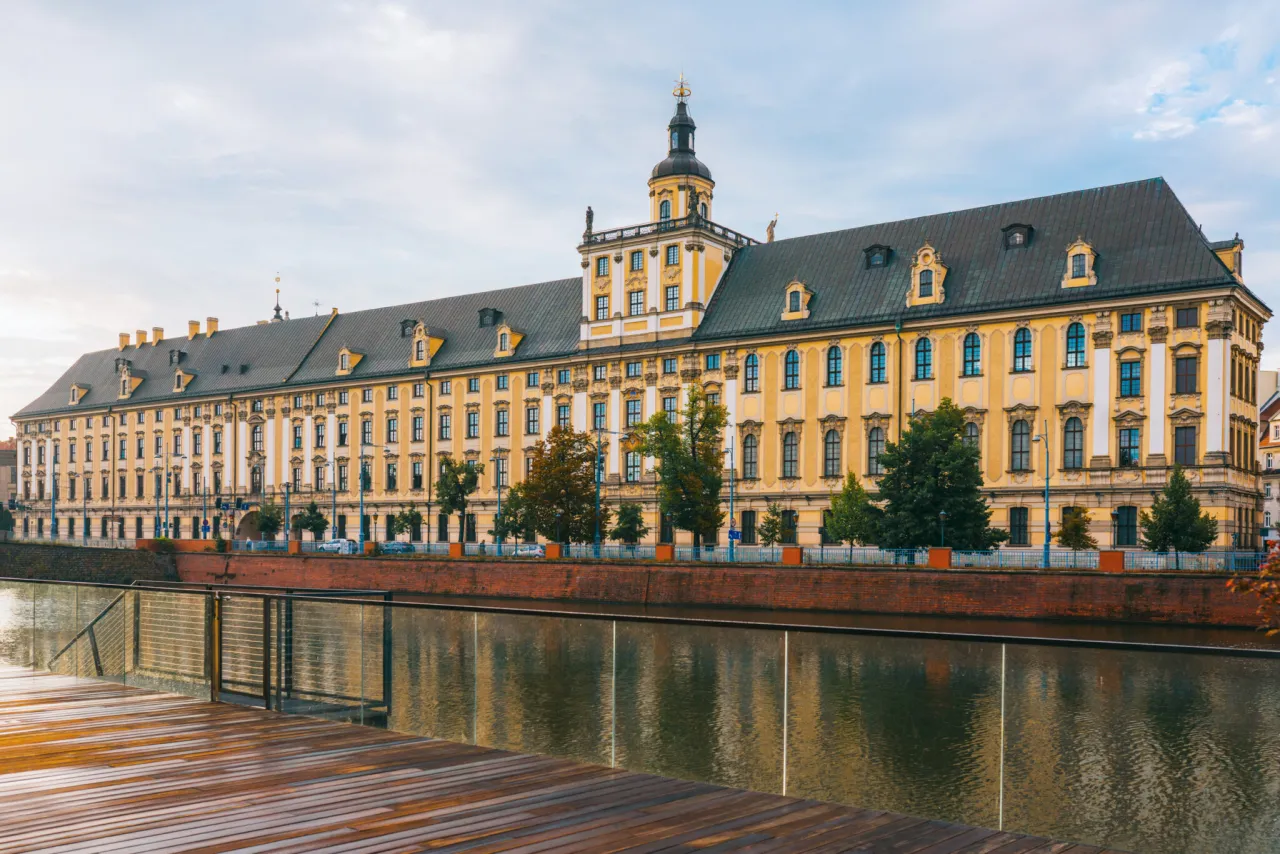 Budynek Główny Uniwersytetu Wrocławskiego - widok na Odrę.
